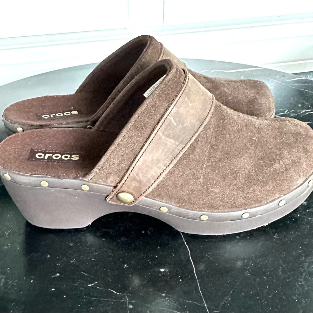 CROCS Cobbler Clogs Brown Suede Studs Sz 10 NWOT - Picture 4 of 11